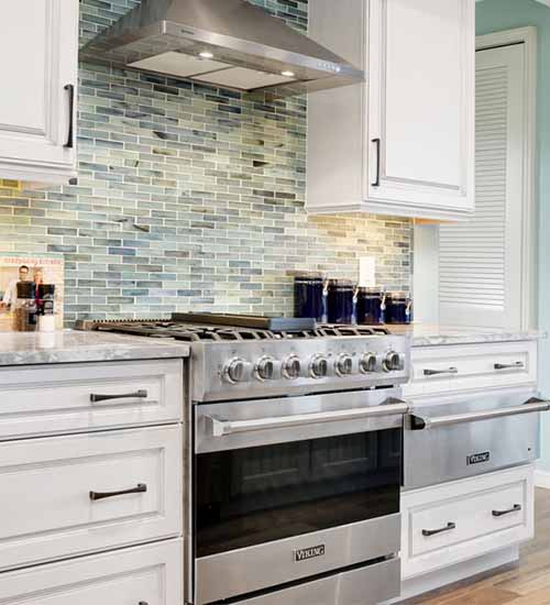 Venice Upper Cabinets and Lower Drawer Banks in Pearl Opaque